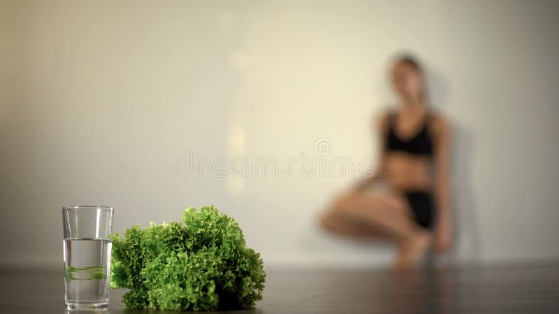 Het te lichte meisje verzwakt wegens streng dieet, voedsel vasten, die wanorde eten stock afbeelding Het te lichte meisje verzwakt wegens streng dieet, voedsel vasten, die wanorde eten stock afbeelding