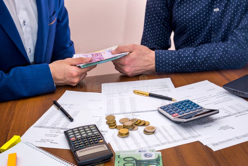 het team analyseert de bedrijfsuitgaven van de jaarlijkse begroting, die euro tellen stock afbeelding het team analyseert de bedrijfsuitgaven van de jaarlijkse begroting, die euro tellen stock afbeelding