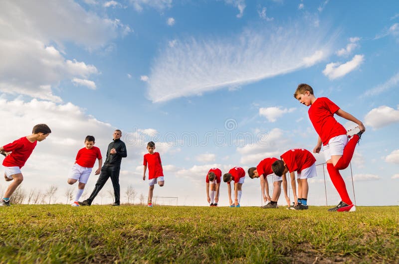 Het Team van het jonge geitjesvoetbal stock foto's Het Team van het jonge geitjesvoetbal stock foto's