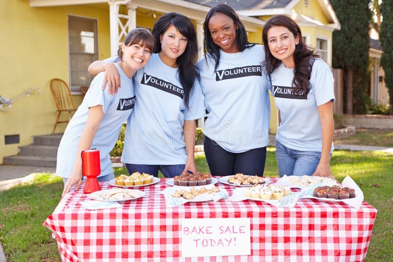 Het team van Vrouwen die Liefdadigheid in werking stellen bakt Verkoop