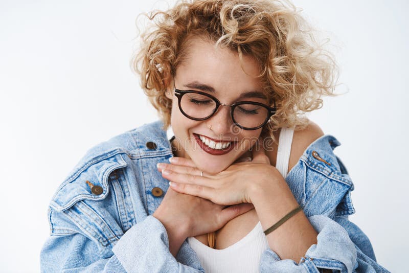 Het tedere en romantische knappe blondemeisje gelukkig om in liefde te zijn giechelen die onderaan het schuwe en flirty maken kij royalty-vrije stock afbeelding Het tedere en romantische knappe blondemeisje gelukkig om in liefde te zijn giechelen die onderaan het schuwe en flirty maken kij royalty-vrije stock afbeelding
