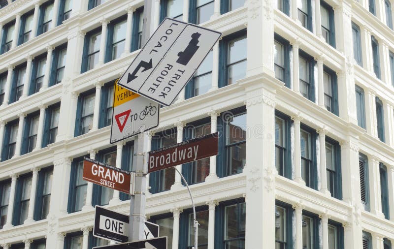 Het Teken van de Broadwaynyc Straat In het Winkelen Heup Stedelijke Buurt stock afbeelding Het Teken van de Broadwaynyc Straat In het Winkelen Heup Stedelijke Buurt stock afbeelding