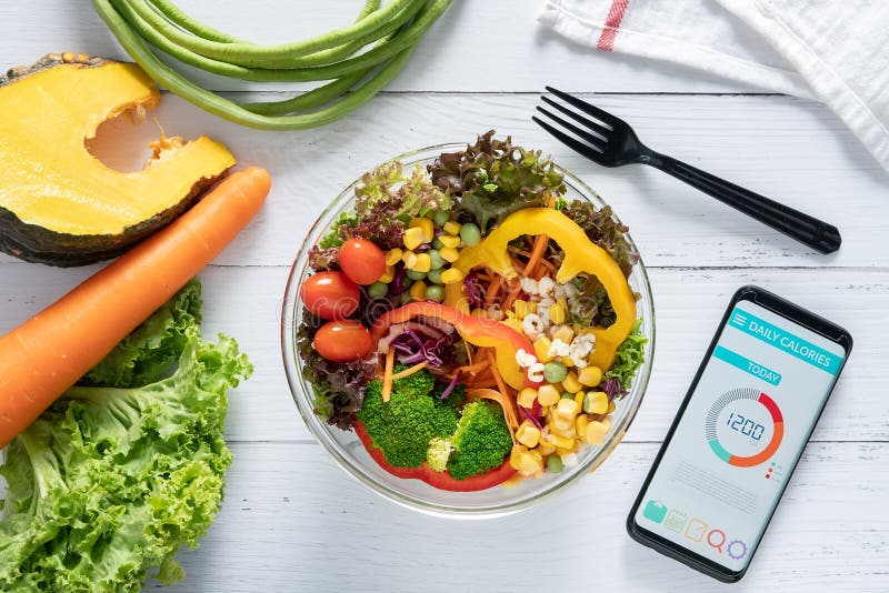 Het tellen van calorieën, dieet, voedselcontrole en gewichtsverlies concept Calorie-teller-toepassing op smartphonescherm op eett