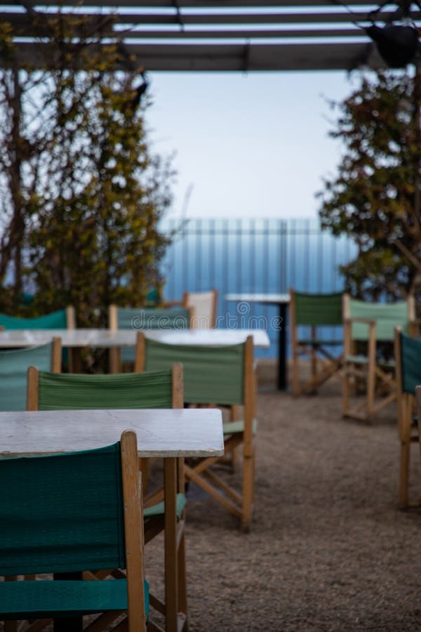 Het terras van het de zomerrestaurant op kust met overzeese meningen stock foto's Het terras van het de zomerrestaurant op kust met overzeese meningen stock foto's