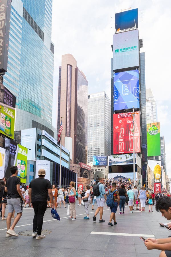 Het Times Square, is een bezige toeristenkruising van neonkunst en handel en is een iconische straat van de Stad van New York stock foto's Het Times Square, is een bezige toeristenkruising van neonkunst en handel en is een iconische straat van de Stad van New York stock foto's