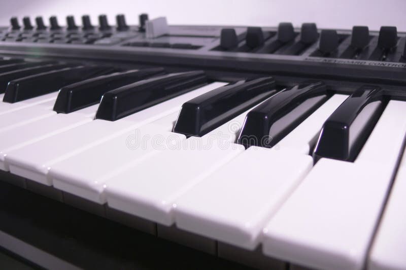 Het toetsenbord dichte omhooggaand van Midi. Het broodje van de piano. stock foto Het toetsenbord dichte omhooggaand van Midi. Het broodje van de piano. stock foto