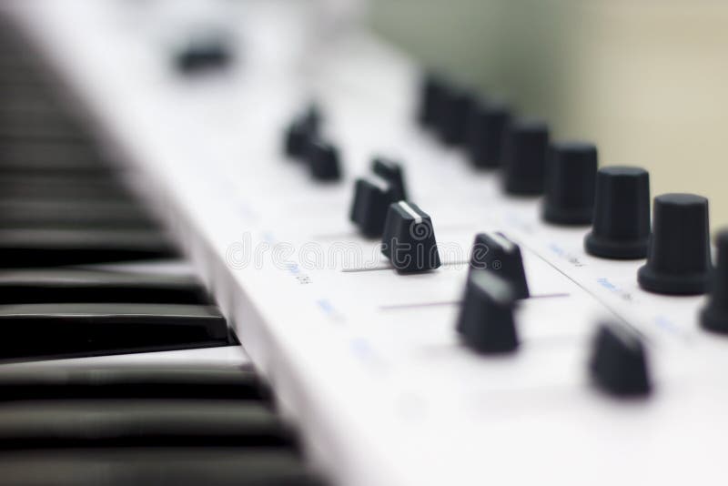 Het toetsenbord van Midi is wit close-up Moderne elektronische muziek, studiomateriaal royalty-vrije stock afbeeldingen Het toetsenbord van Midi is wit close-up Moderne elektronische muziek, studiomateriaal royalty-vrije stock afbeeldingen
