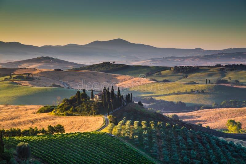 Het toneellandschap van Toscanië met rollende heuvels en valleien bij zonsopgang