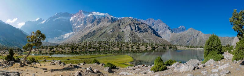 Het toneelpanorama van het kristalmeer in Ventilatorbergen in Pamir, Tadzjikistan royalty-vrije stock foto's Het toneelpanorama van het kristalmeer in Ventilatorbergen in Pamir, Tadzjikistan royalty-vrije stock foto's