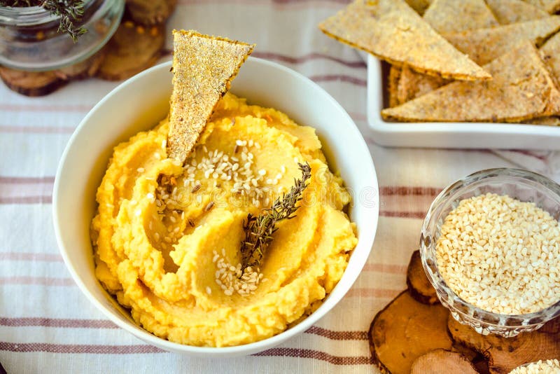 Het traditionele die voorgerecht Hummus van het Midden-Oosten diende met kruiden, met in uitstekende ceramische plaat worden gekr stock fotografie Het traditionele die voorgerecht Hummus van het Midden-Oosten diende met kruiden, met in uitstekende ceramische plaat worden gekr stock fotografie