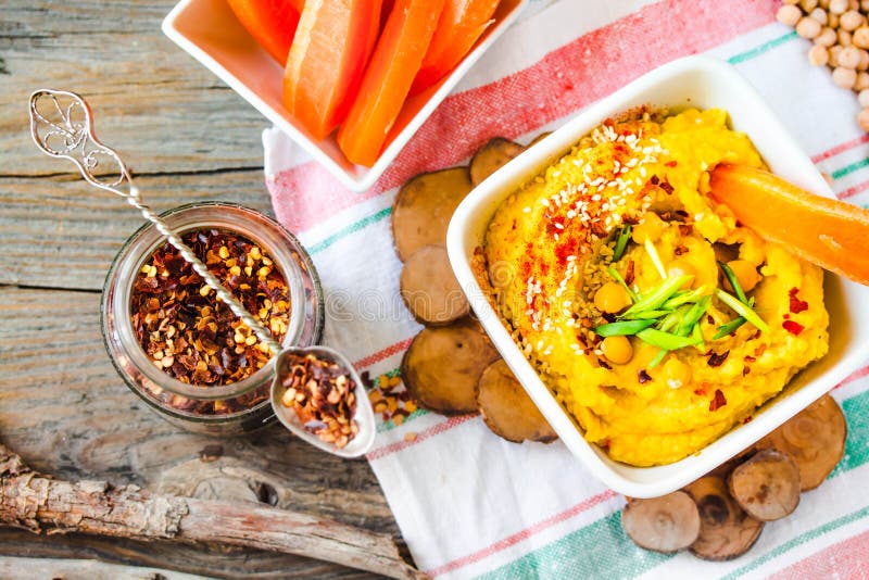 Het traditionele die voorgerecht Hummus van het Midden-Oosten diende met wortelstokken en kruiden, met extra binnen eerste persin royalty-vrije stock fotografie Het traditionele die voorgerecht Hummus van het Midden-Oosten diende met wortelstokken en kruiden, met extra binnen eerste persin royalty-vrije stock fotografie