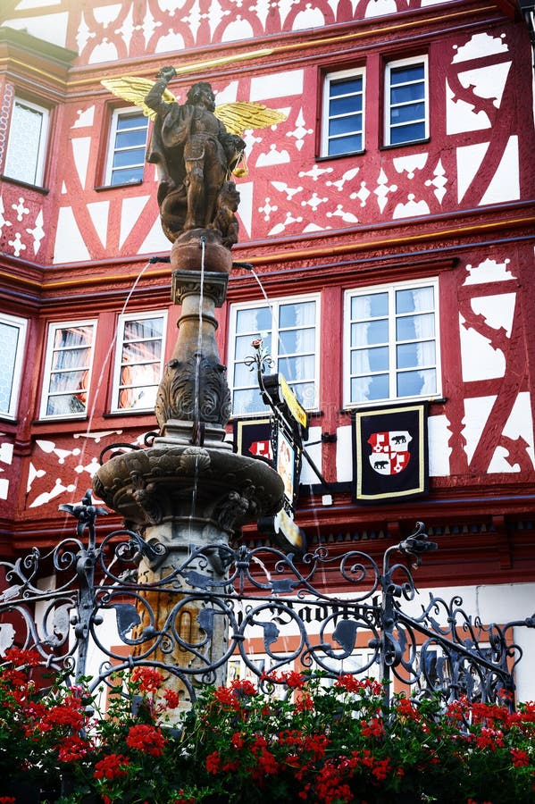 Het traditionele Duitse huis van het houtkader in bernkastel-Kues royalty-vrije stock fotografie Het traditionele Duitse huis van het houtkader in bernkastel-Kues royalty-vrije stock fotografie