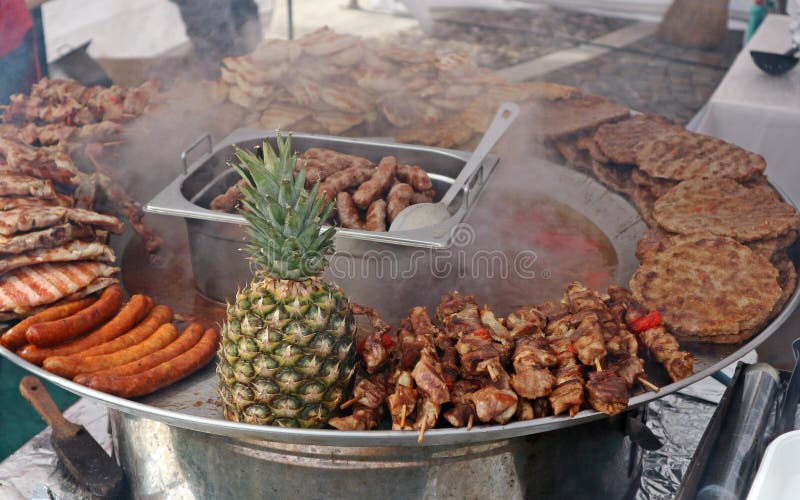 Het traditionele hoogtepunt van het metaaldienblad van Servisch straatvoedsel met een ananas in het midden royalty-vrije stock afbeeldingen Het traditionele hoogtepunt van het metaaldienblad van Servisch straatvoedsel met een ananas in het midden royalty-vrije stock afbeeldingen
