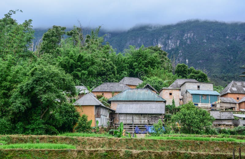 Het traditionele huis van Vietnam bij bergdorp stock foto Het traditionele huis van Vietnam bij bergdorp stock foto