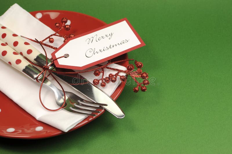Het traditionele rode en groene Vrolijke Kerstmisdiner of de plaats van de lunchlijst plaatsen