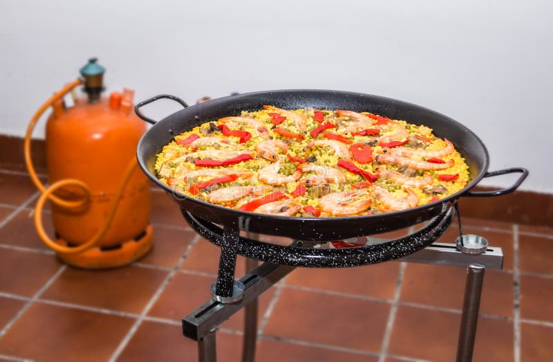 Traditionele Spaanse Die Paella In Een Pan Wordt Gekookt Stock Foto
