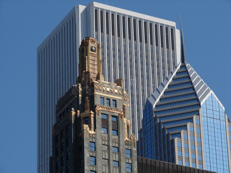 Het Trio van de Architectuur van Chicago: Het Centrum van AON, Carbide en de Bouw van de Koolstof, Voorzorgs- Plein Twee royalty-vrije stock foto's Het Trio van de Architectuur van Chicago: Het Centrum van AON, Carbide en de Bouw van de Koolstof, Voorzorgs- Plein Twee royalty-vrije stock foto's