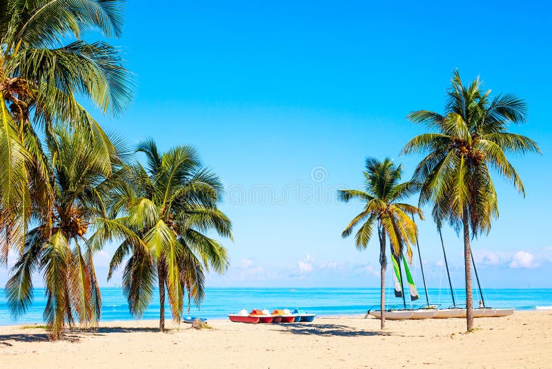 Het tropische strand van Varadero in Cuba met zeilboten en palmen op een de zomerdag met turkoois water De achtergrond van de vak royalty-vrije stock foto's Het tropische strand van Varadero in Cuba met zeilboten en palmen op een de zomerdag met turkoois water De achtergrond van de vak royalty-vrije stock foto's