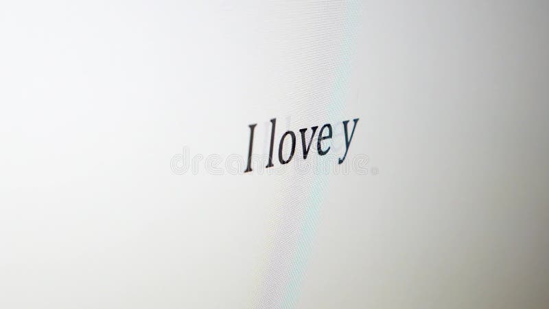 Het typen tekstbericht op computer: Ik houd van u stock footage