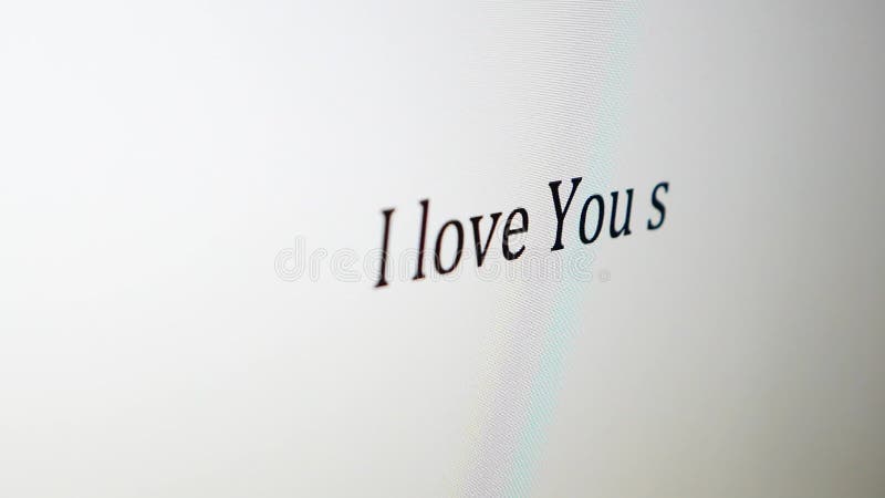 Het typen tekstbericht op computer: Ik houd van u stock footage