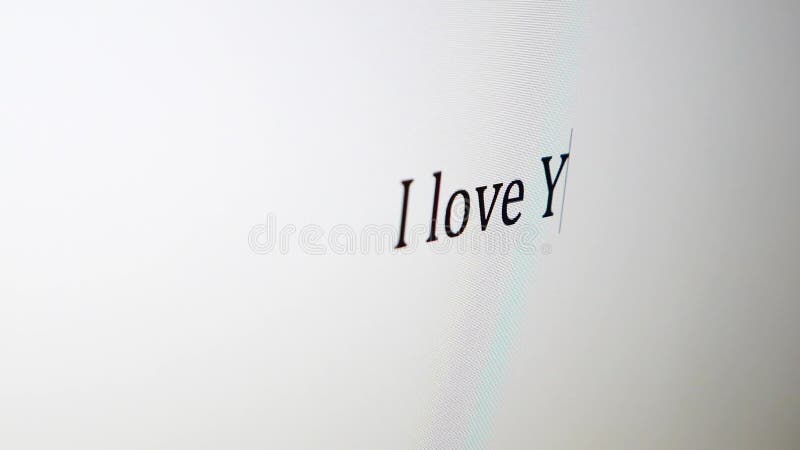 Het typen tekstbericht op computer: Ik houd van u stock footage