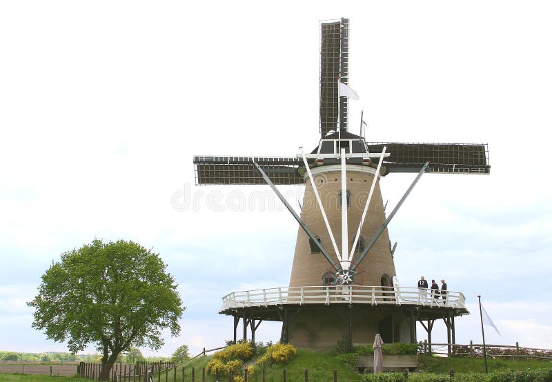 Het typische Nederlandse landschap van de polder met windmolen stock afbeeldingen Het typische Nederlandse landschap van de polder met windmolen stock afbeeldingen