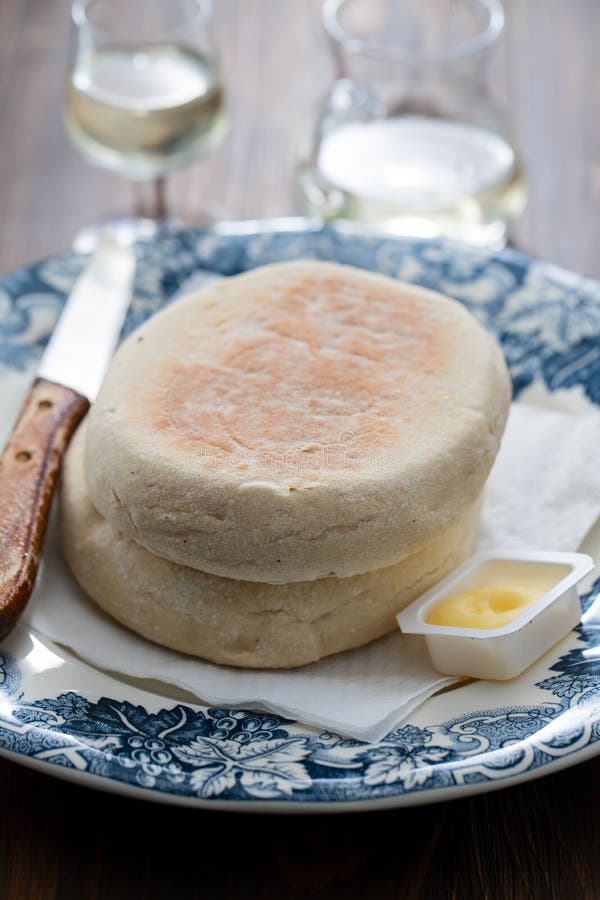 Het typische Portugese brood van Madera Bolo doet caco met boter stock afbeeldingen Het typische Portugese brood van Madera Bolo doet caco met boter stock afbeeldingen