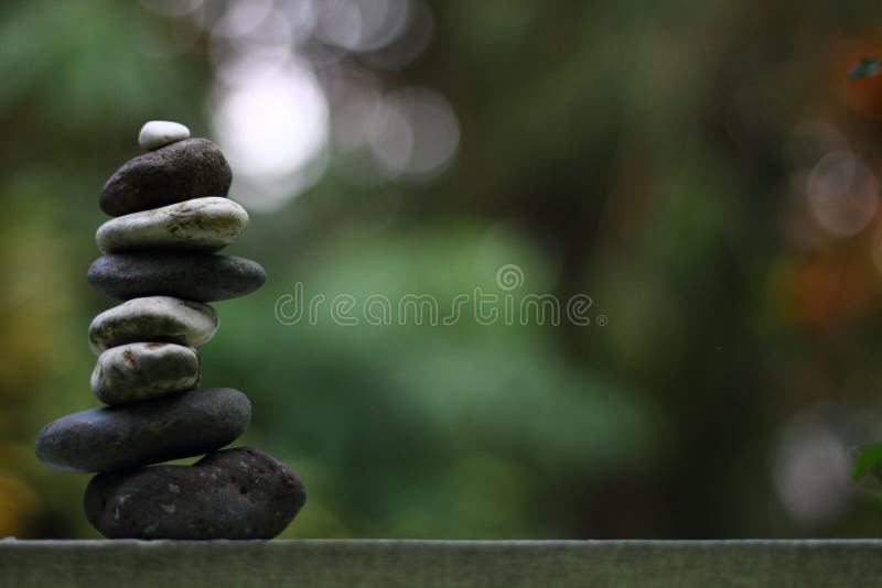 Het uitbalanceren van piramide-stenen stock foto