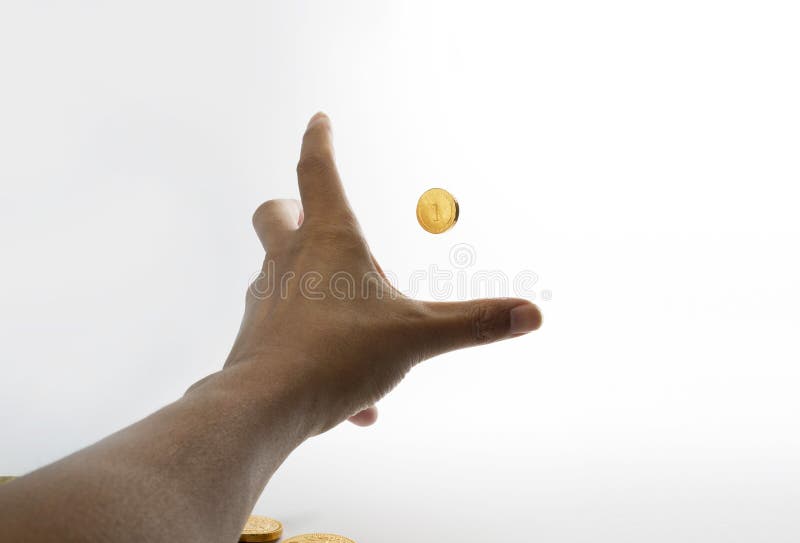 Het uitrekken van handen om het gouden standpunt van de muntstuk eerste persoon te grijpen stock afbeelding Het uitrekken van handen om het gouden standpunt van de muntstuk eerste persoon te grijpen stock afbeelding