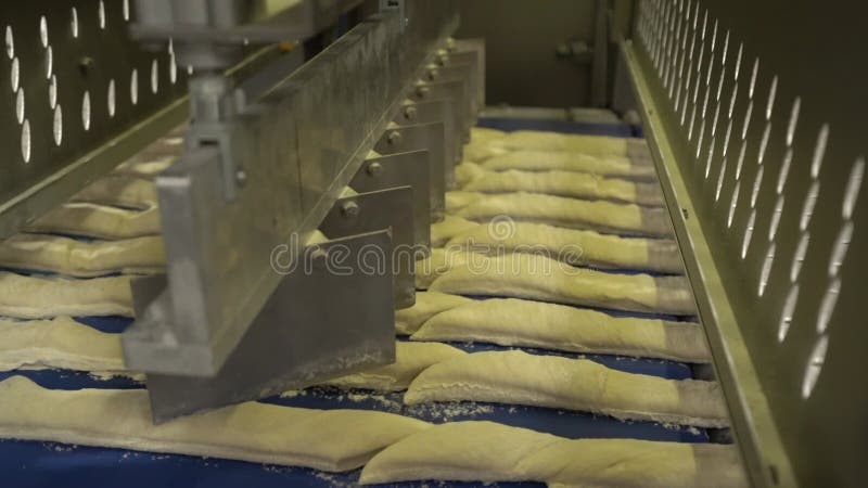 Het uitsnijden van deegstroken in baguettes