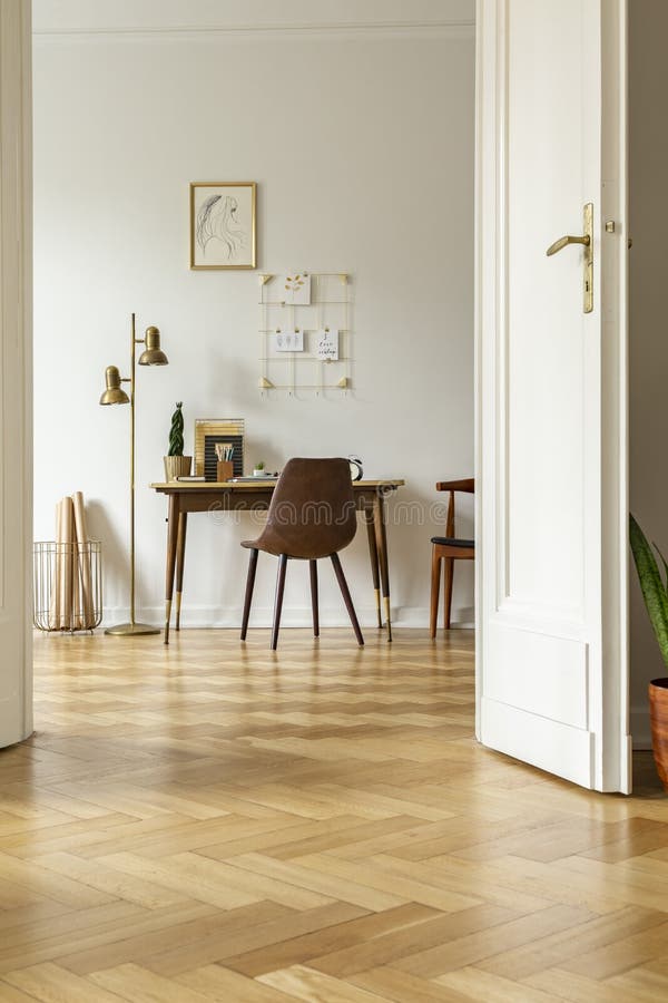 Het uitstekende binnenland van het huisbureau met een bureau, een stoel, een lamp, een grafische en muurorganisator Mening van ee royalty-vrije stock foto Het uitstekende binnenland van het huisbureau met een bureau, een stoel, een lamp, een grafische en muurorganisator Mening van ee royalty-vrije stock foto