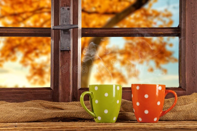 Het uitstekende houten venster overziet de herfstbomen stock foto's Het uitstekende houten venster overziet de herfstbomen stock foto's