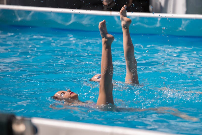 Het uitvoeren van Artistiek Duet in Zwembad: Het gesynchroniseerde Zwemmen tijdens Oefening