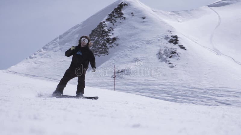 Het van brandstof voorzien van de benzinepomp De Snowboarderrit op helling breekt abrupt Nevel van sneeuw zonnebril