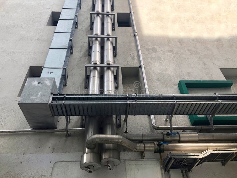 Het van staalpijp en leidingen rek installeert bij buiten de bouw royalty-vrije stock afbeeldingen Het van staalpijp en leidingen rek installeert bij buiten de bouw royalty-vrije stock afbeeldingen