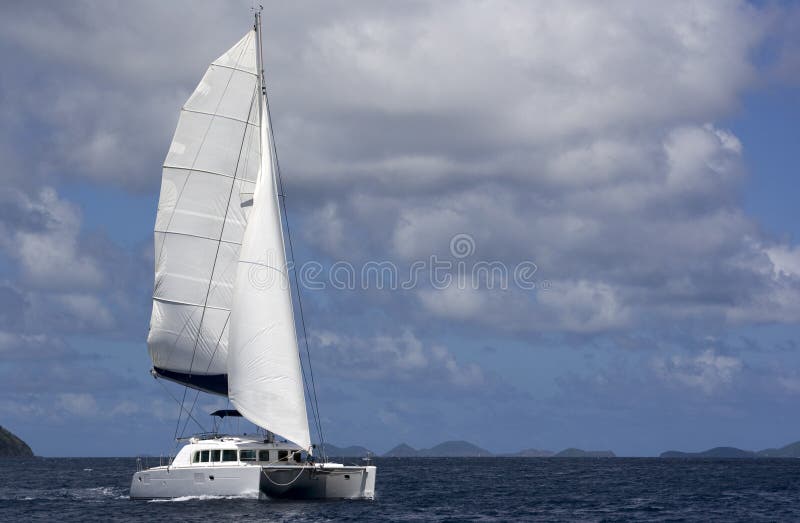 Het varen van de catamaran stock fotografie Het varen van de catamaran stock fotografie