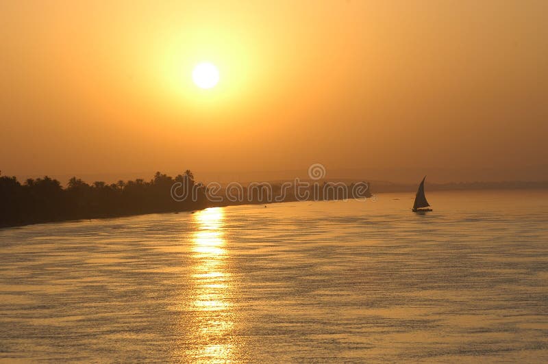 Het varen zonsondergang royalty-vrije stock foto Het varen zonsondergang royalty-vrije stock foto