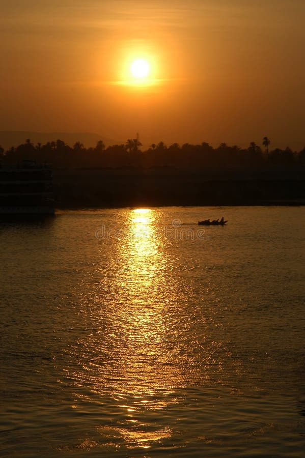 Het varen zonsondergang stock afbeelding Het varen zonsondergang stock afbeelding