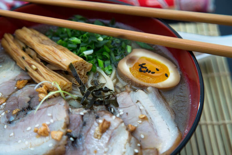 Het varkensvlees van close-uptonkotsu ramen Japanse noedel royalty-vrije stock afbeeldingen Het varkensvlees van close-uptonkotsu ramen Japanse noedel royalty-vrije stock afbeeldingen