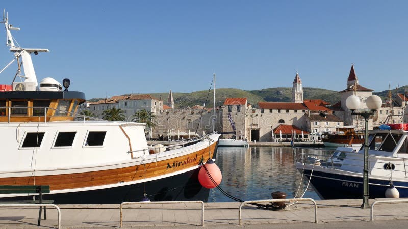 Het vastleggen voor jachten dichtbij de oude stad van Trogir