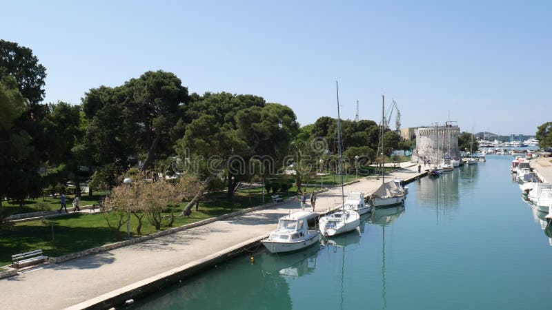 Het vastleggen voor jachten dichtbij de oude stad van Trogir