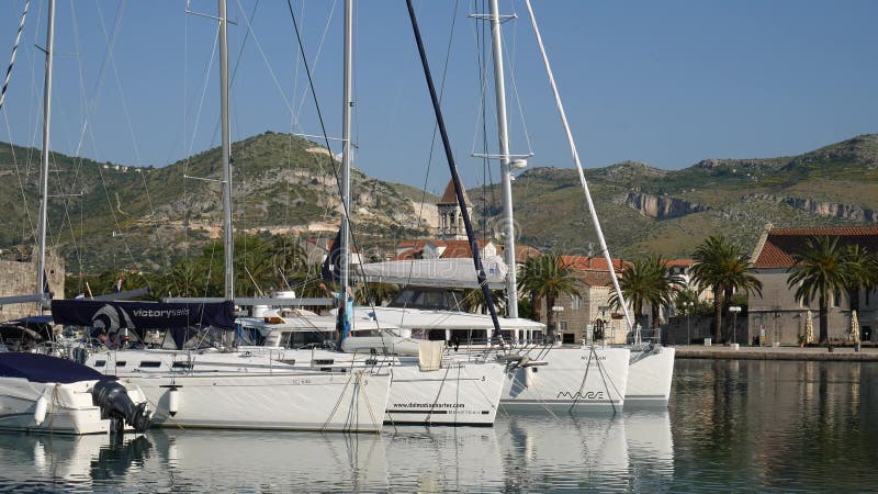 Het vastleggen voor jachten dichtbij de oude stad van Trogir