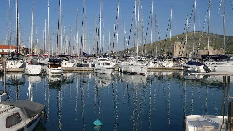 Het vastleggen voor jachten dichtbij de oude stad van Trogir