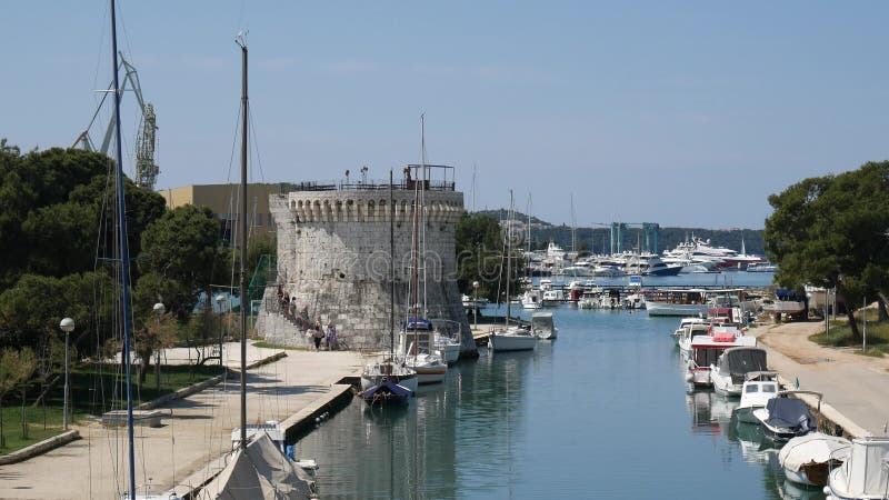 Het vastleggen voor jachten dichtbij de oude stad van Trogir