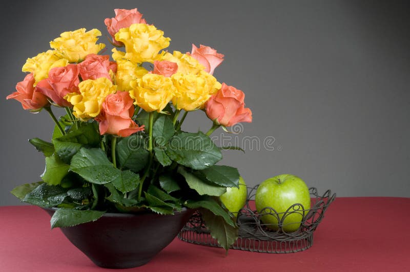 Het veelkleurige boeket van vakantie bloemenrozen stock foto's Het veelkleurige boeket van vakantie bloemenrozen stock foto's