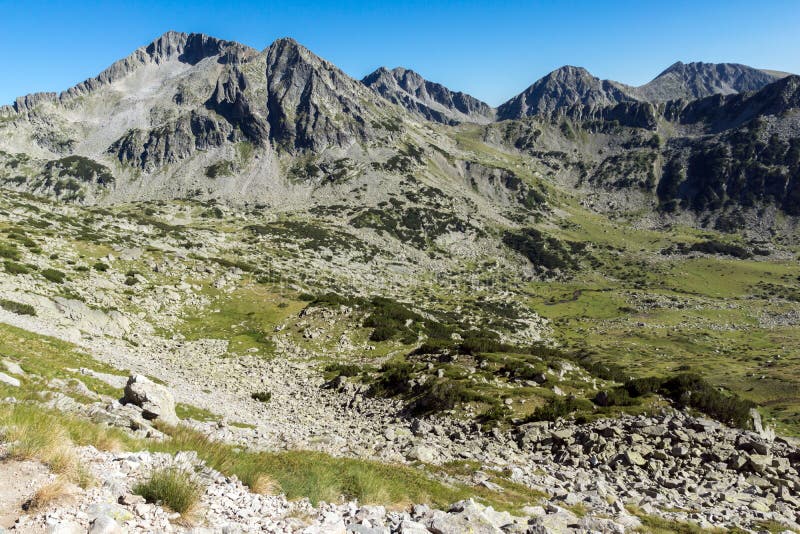 Het verbazende landschap met Kamenitsa, Yalovarnika, tert en de Doll pieken, Pirin-Berg toe stock afbeeldingen Het verbazende landschap met Kamenitsa, Yalovarnika, tert en de Doll pieken, Pirin-Berg toe stock afbeeldingen