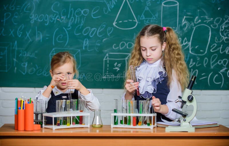 Het verbeteren van hun studievaardigheden Studiegroep in chemielaboratorium Weinig schoolkinderen die reageerbuizen houden tijden stock afbeeldingen Het verbeteren van hun studievaardigheden Studiegroep in chemielaboratorium Weinig schoolkinderen die reageerbuizen houden tijden stock afbeeldingen
