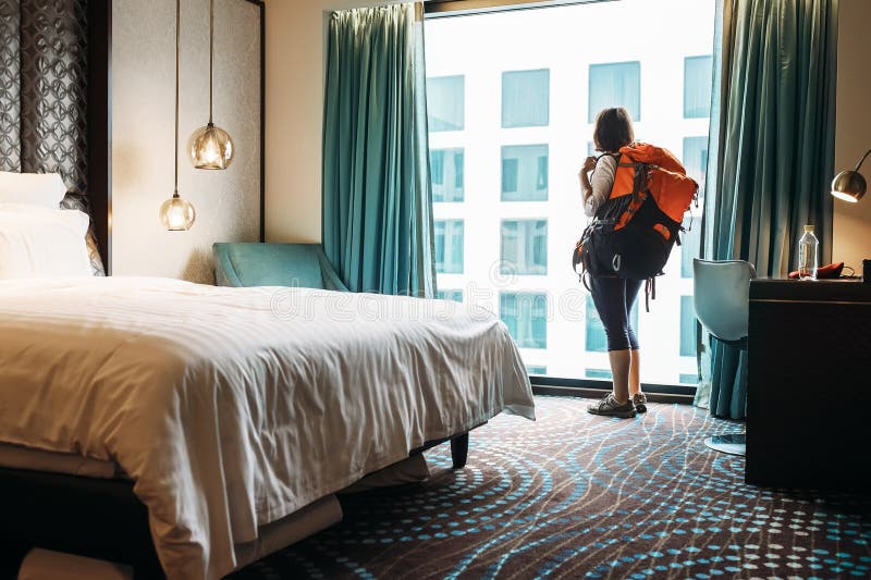 Het verblijf van de vrouwen backpacker reiziger in hoogte - de ruimte van het kwaliteitshotel stock fotografie Het verblijf van de vrouwen backpacker reiziger in hoogte - de ruimte van het kwaliteitshotel stock fotografie