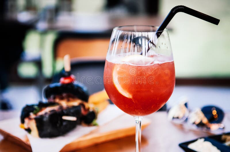 Het verfrissen van de rode stempel van de citrusvruchtencocktail met verse citroenplak in w stock foto Het verfrissen van de rode stempel van de citrusvruchtencocktail met verse citroenplak in w stock foto