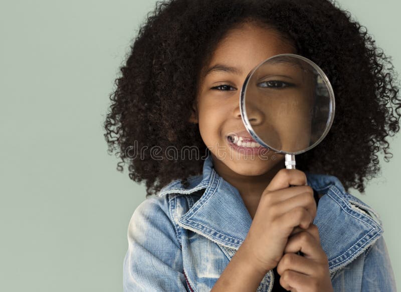 Het Vergrootglas van de meisjeholding het Glimlachen stock foto Het Vergrootglas van de meisjeholding het Glimlachen stock foto
